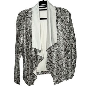 •Tahari snake skin jacket *size M •two front pockets •100% polyurethane material